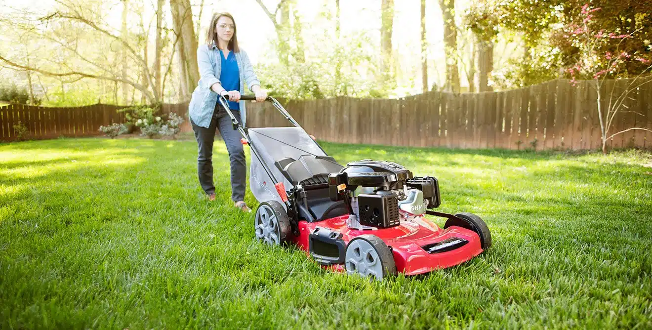 Prendre soin de son jardin en 2020 : pourquoi utiliser une tondeuse thermique ?